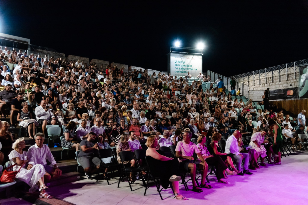  Klapa Rišpet prvi put nastupila u Šibeniku i oduševila publiku: 'Nećemo se sad tu samo njihati kao šest čempresa'