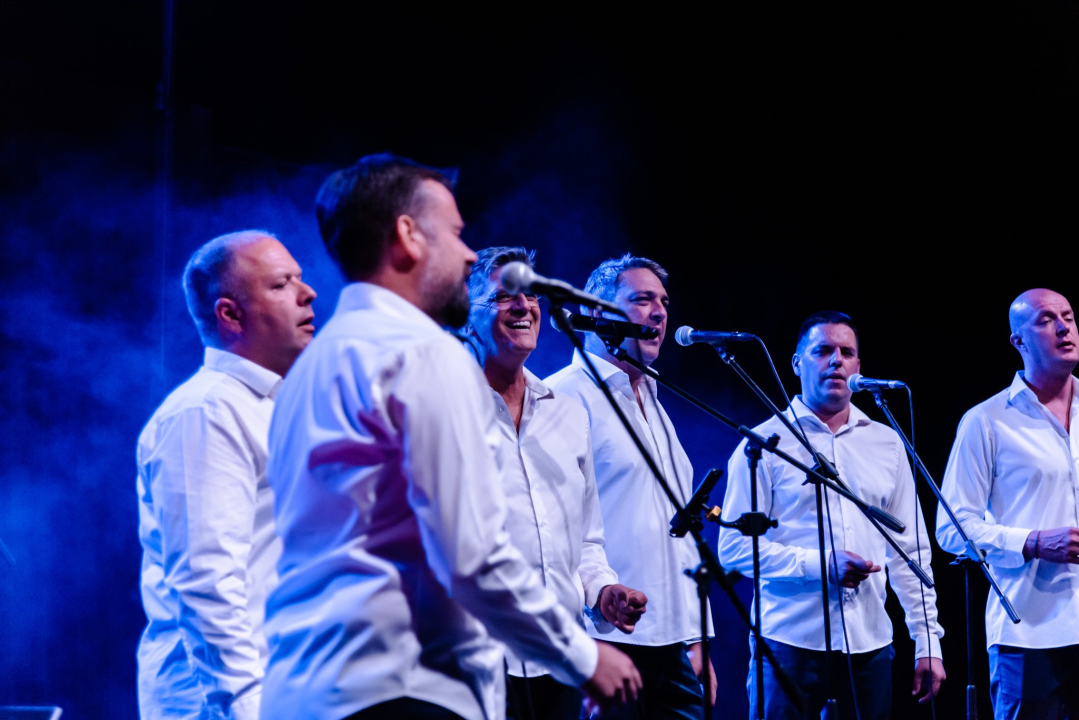  Klapa Rišpet prvi put nastupila u Šibeniku i oduševila publiku: 'Nećemo se sad tu samo njihati kao šest čempresa'