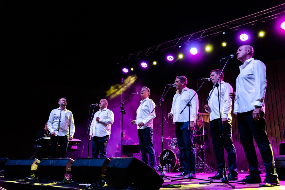  Klapa Rišpet prvi put nastupila u Šibeniku i oduševila publiku: 'Nećemo se sad tu samo njihati kao šest čempresa'