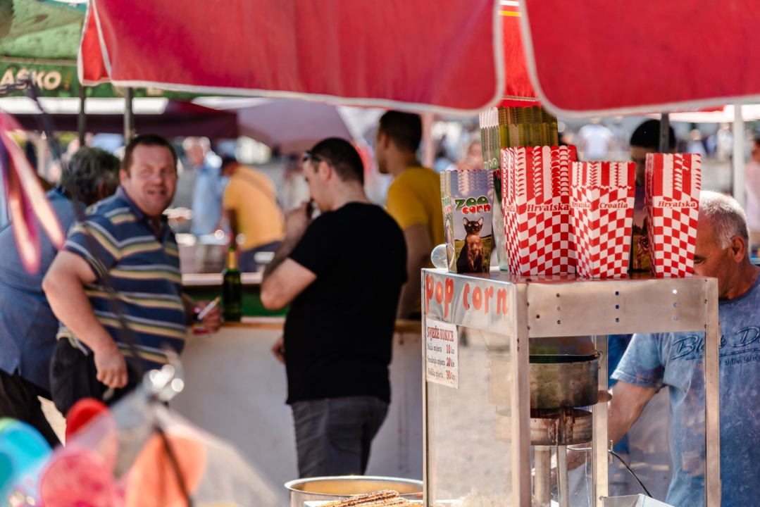 Janjetine nema, ali ima kukuruza: Pečenog, kuhanog i u obliku kokica. I brdo plastike 