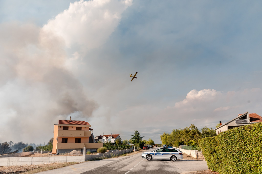 U tijeku sanacija požarišta u Vrpolju: Na terenu 60 vatrogasaca i 21 vozilo