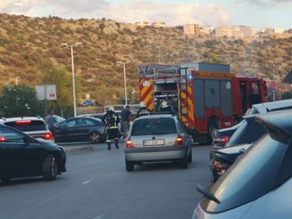 Zapalio se automobil na parkiralištu Supernove u Njivicama, gasili ga građani pa vatrogasci