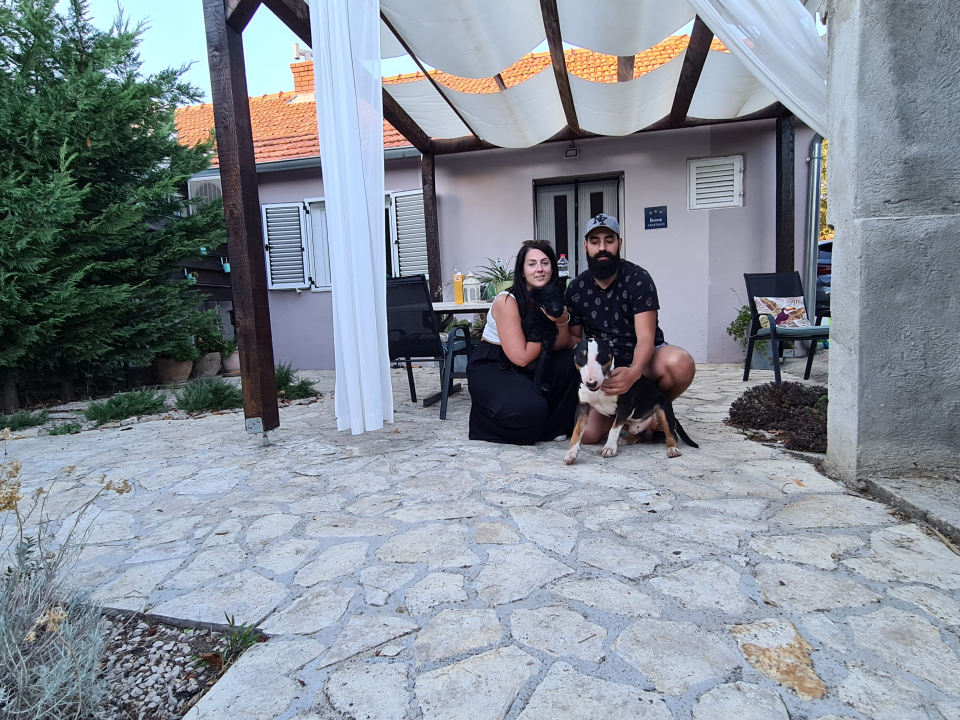 Mladi Francuzi došli na ljetovanje u Lozovac i kući se vratili s novim članom obitelji: 'Nismo mogli ostaviti bebu Taza'