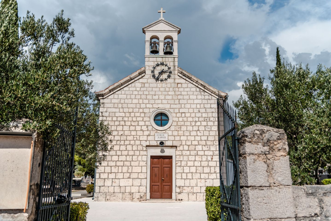 Dane Škugor i supruga skupljali lemozinu u crkvi u Dubravi: Čak su i zavjetnu ploču postavili u crkvenom dvoru