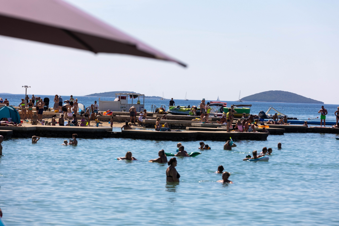 Plaže u Vodicama i Srimi pune kao usred sezone