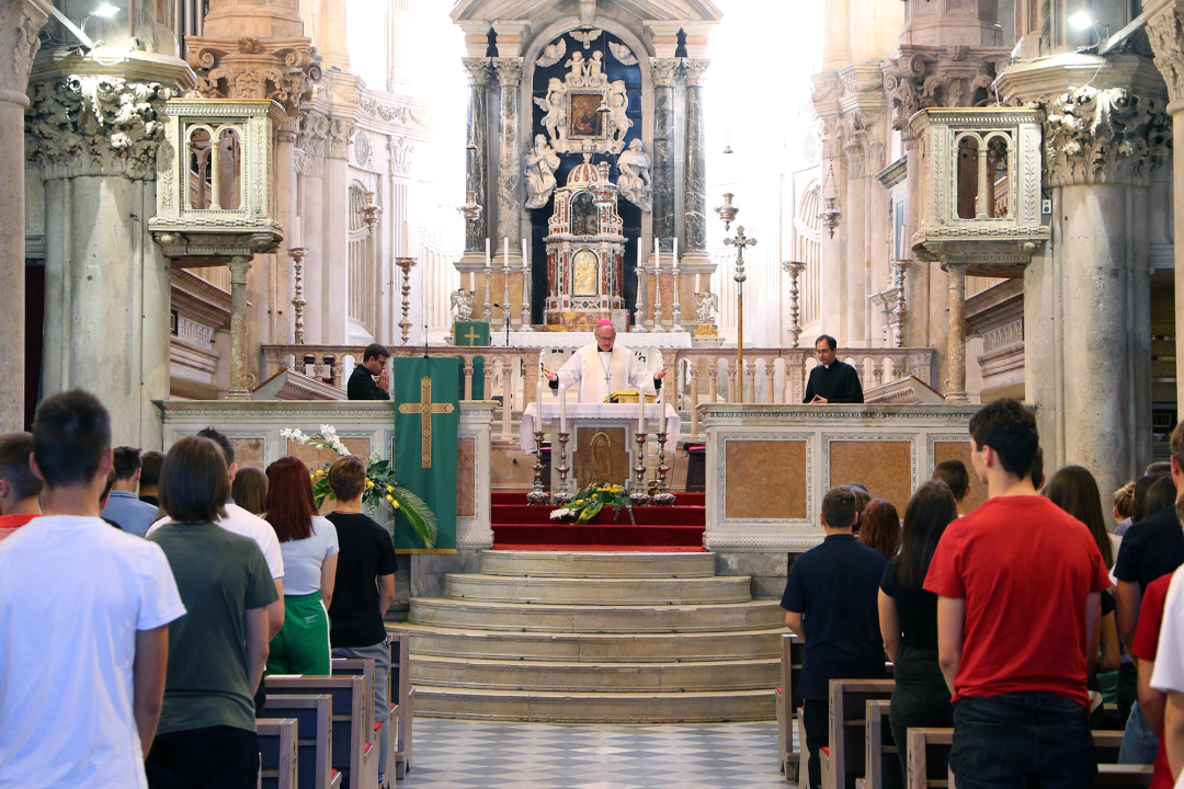 U katedrali misa za srednjoškolce. Biskup učenicima poručio da budu sol i svjetlo svijeta
