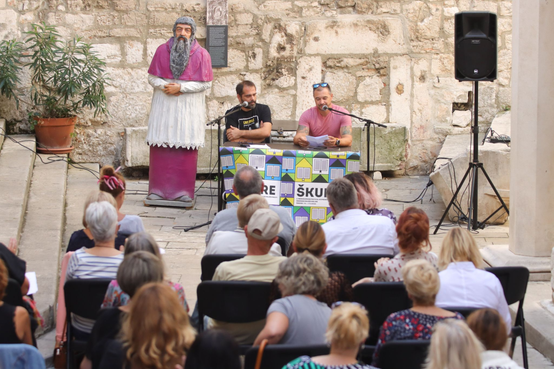 Ponos festivala ŠKURE: Preko 20 neafirmiranih pjesnika i pisaca pojavilo se danas kod krstionice