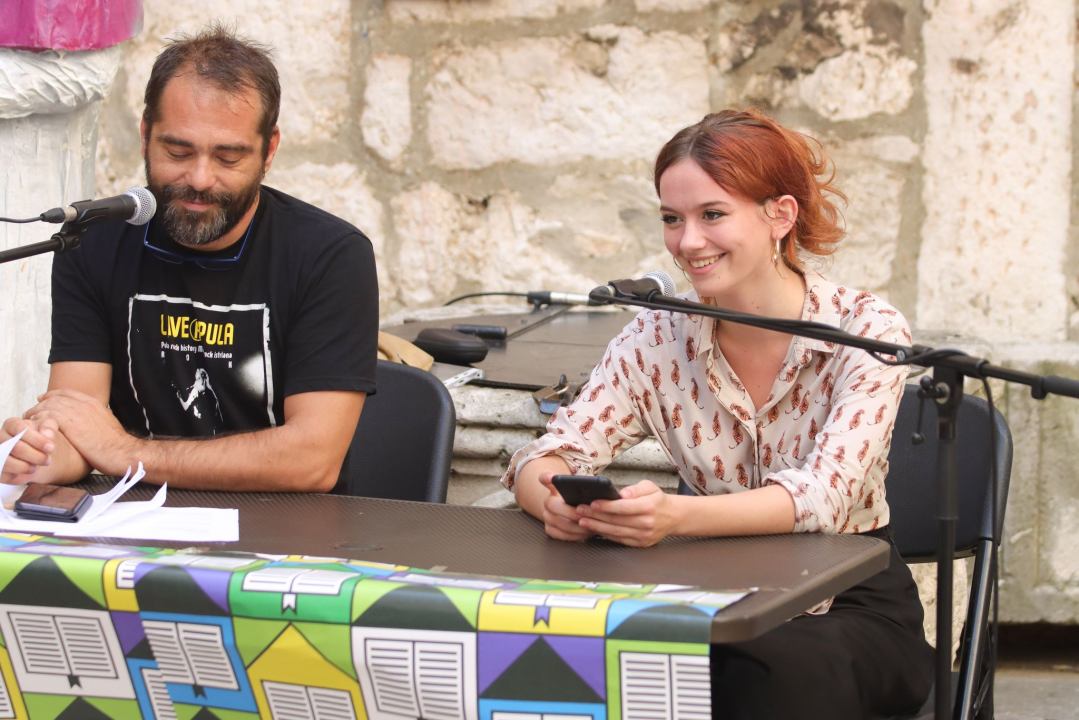 Ponos festivala ŠKURE: Preko 20 neafirmiranih pjesnika i pisaca pojavilo se danas kod krstionice