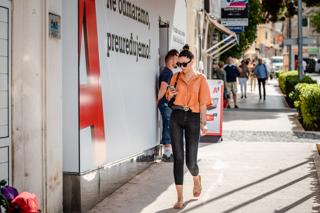 Lijepe sugrađanke trendi modnim kombinacijama ukrale sve poglede u gradu...