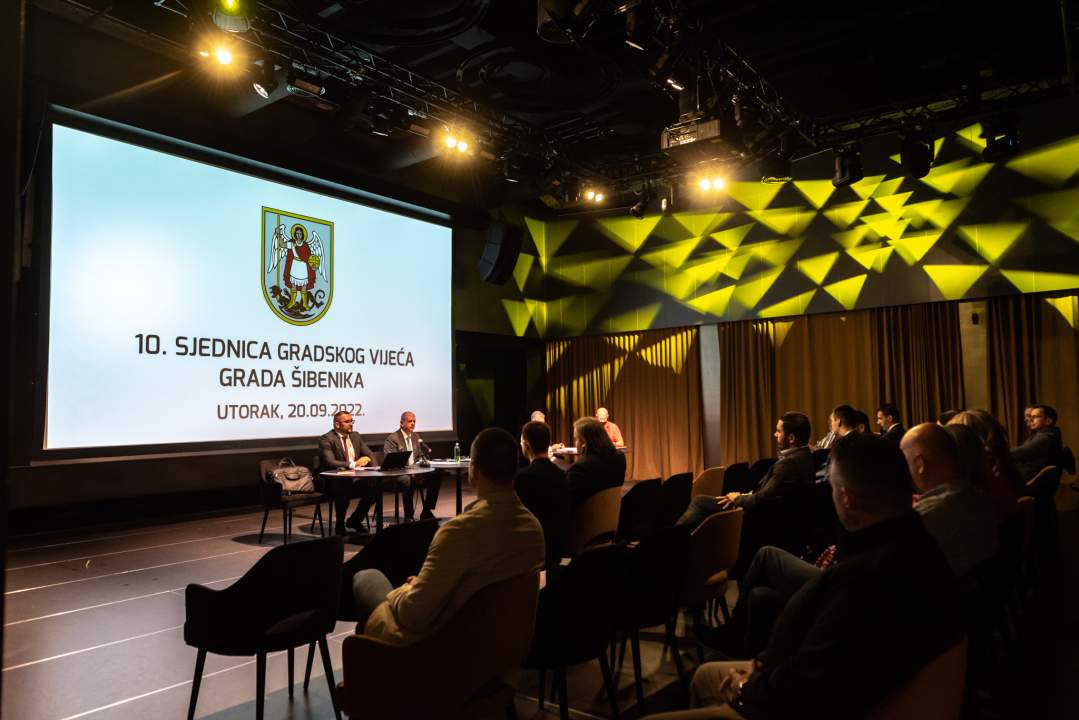 Gradsko vijeće: Oporba tražila konkretne odgovore na goruća pitanja, Restović i Slavica dobili opomene