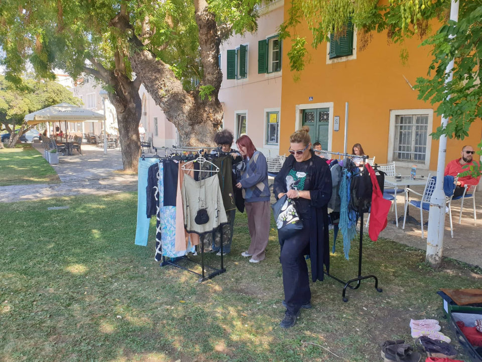 Buvljak ispred Azimuta: Uključile se i Šibenske šape, prihod ide za liječenje nezbrinutih i bolesnih životinja