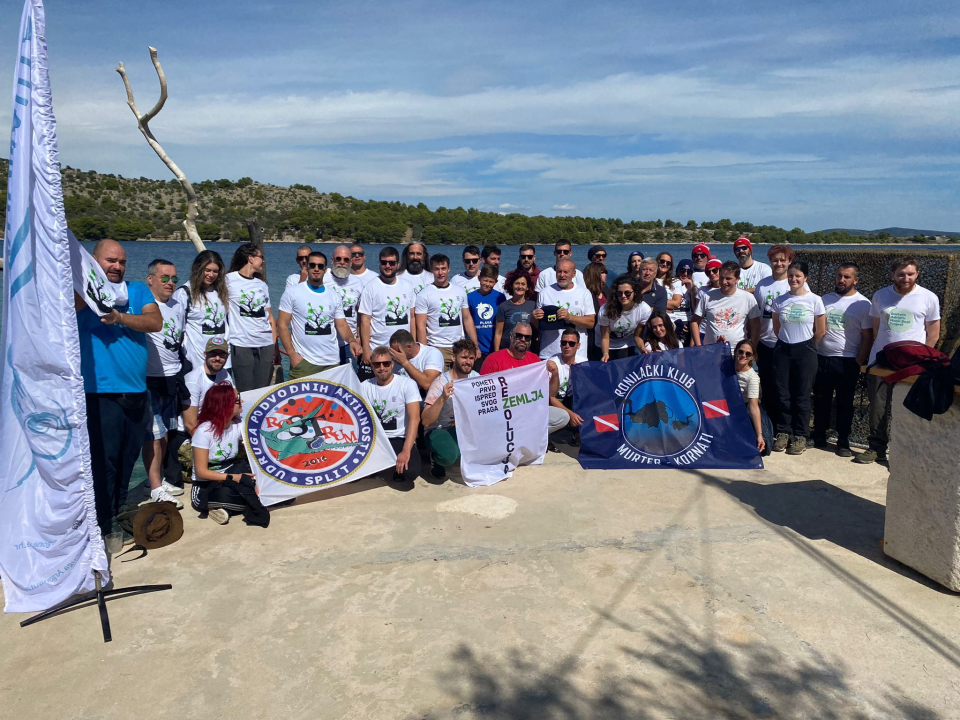 Više od 40 ronioca i volontera čistilo podmorje otoka Žuta