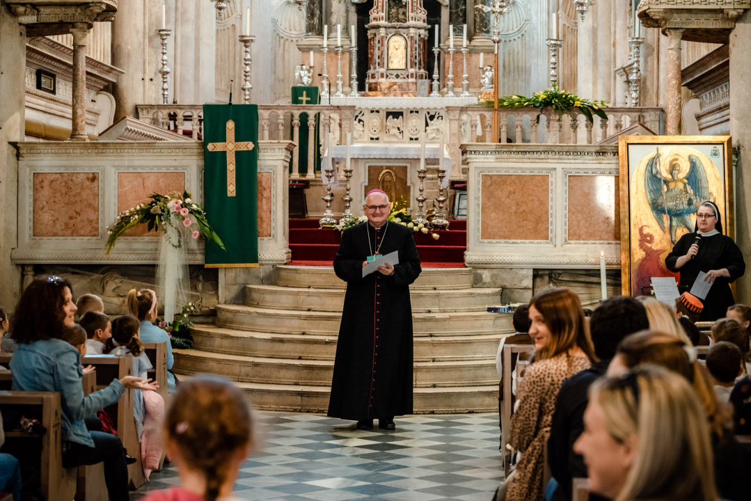 Mališani DV 'Brat Sunce' u povodu sv. Mihovila nastupili u katedrali