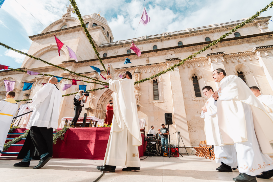 Procesijom gradskim ulicama počela proslava sv. Mihovila, nebeskog zaštitnika Šibenika