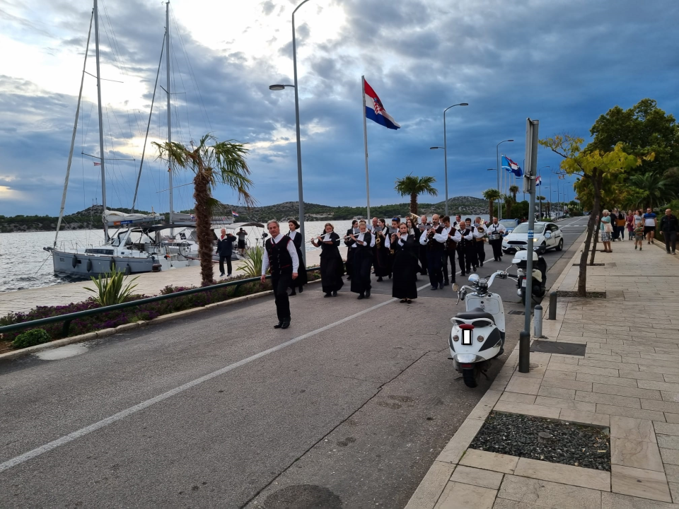 Šibenska narodna glazba počastila sugrađane promenadnim nastupom gradskim ulicama 