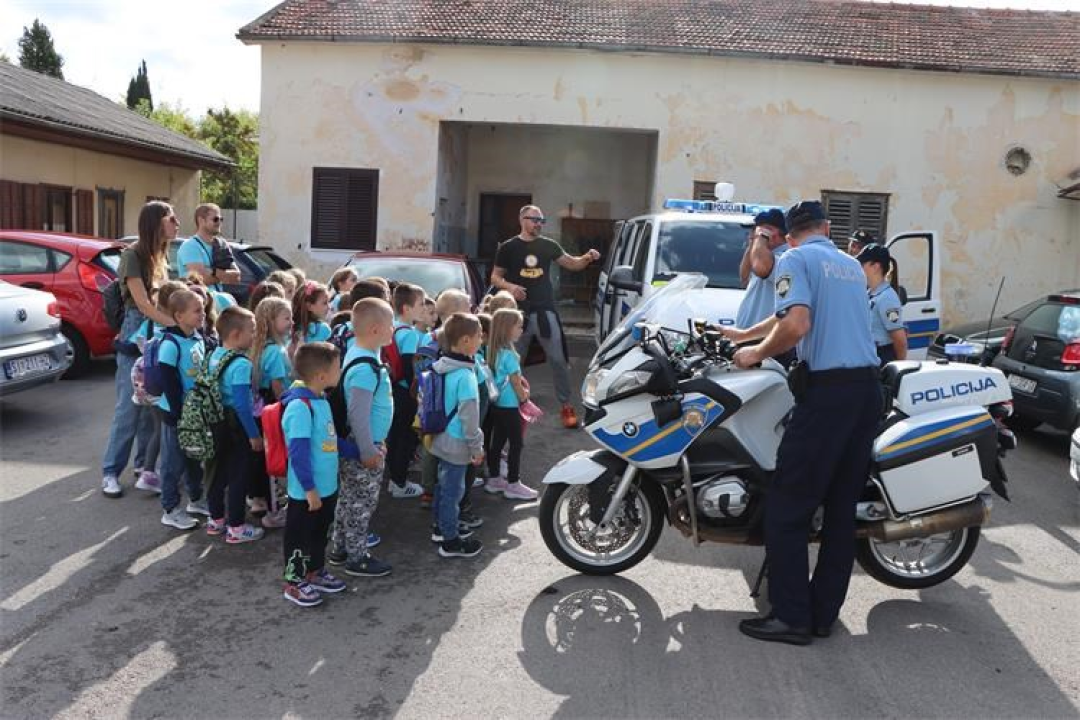 Djeca iz vrtića posjetila policajce u Šibeniku, Kninu, Drnišu i Vodicama