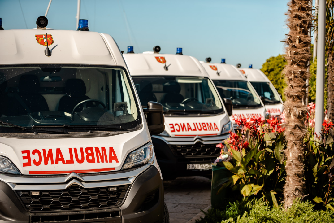 Župan Jelić predao šest sanitetskih vozila ravnateljima županijskih Domova zdravlja