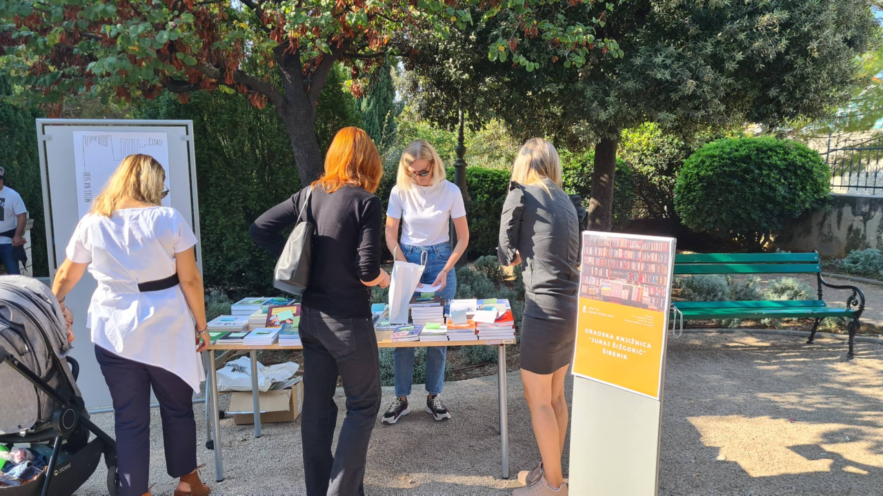 Misli na sebe, čitaj: Na mini sajmu u đardinu razmjenjuju se, kupuju i poklanjaju knjige