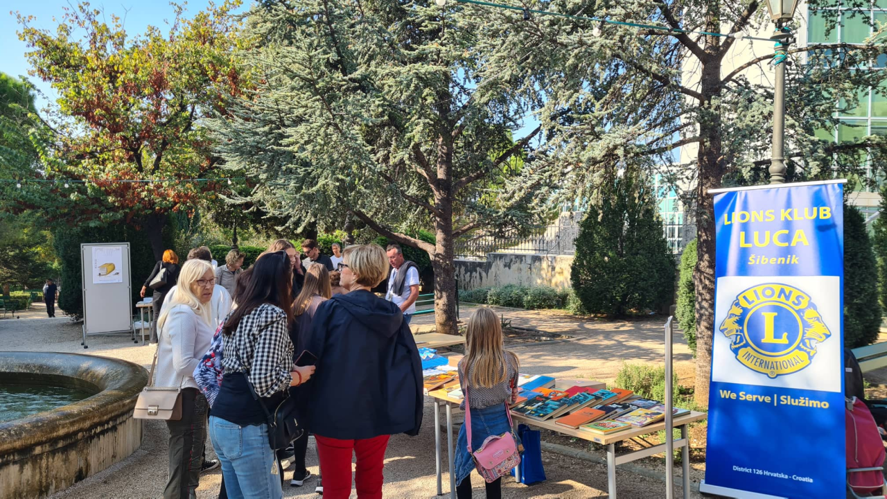 Misli na sebe, čitaj: Na mini sajmu u đardinu razmjenjuju se, kupuju i poklanjaju knjige