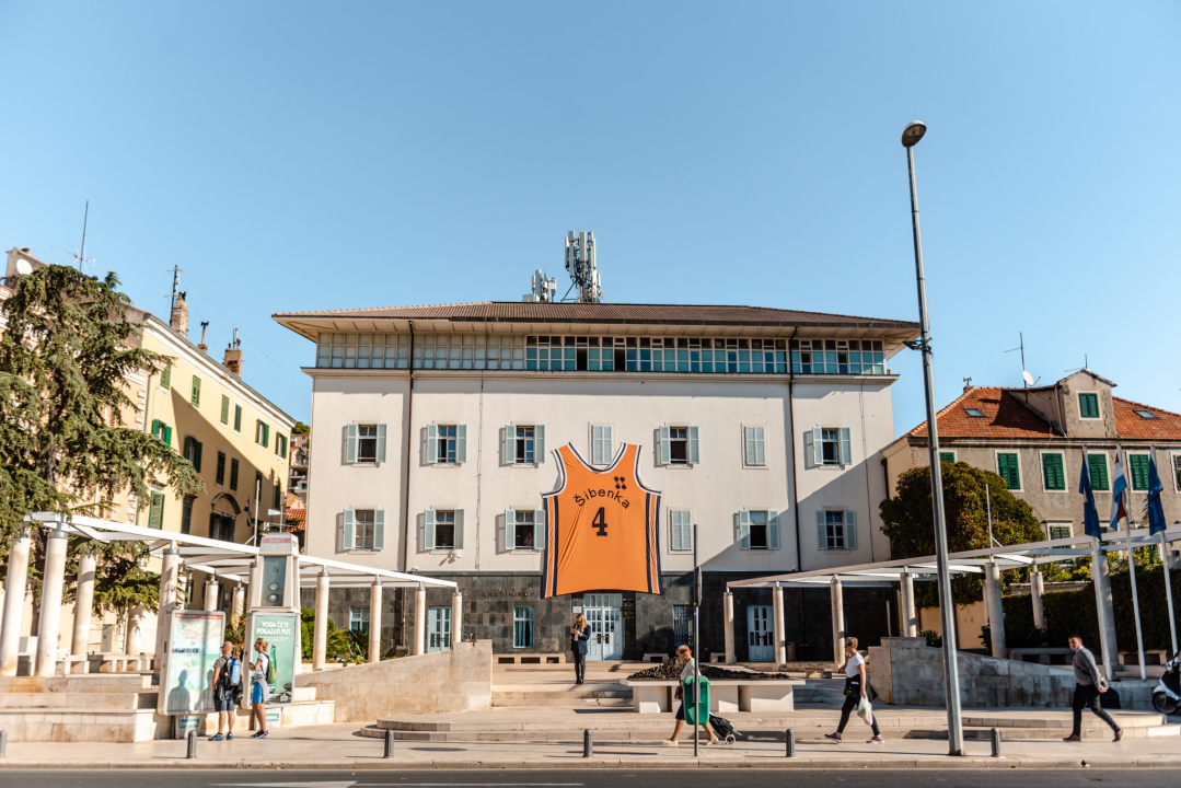 Košarkaški Mozart: Na Gradskoj upravi podignut veliki dres Dražena Petrovića