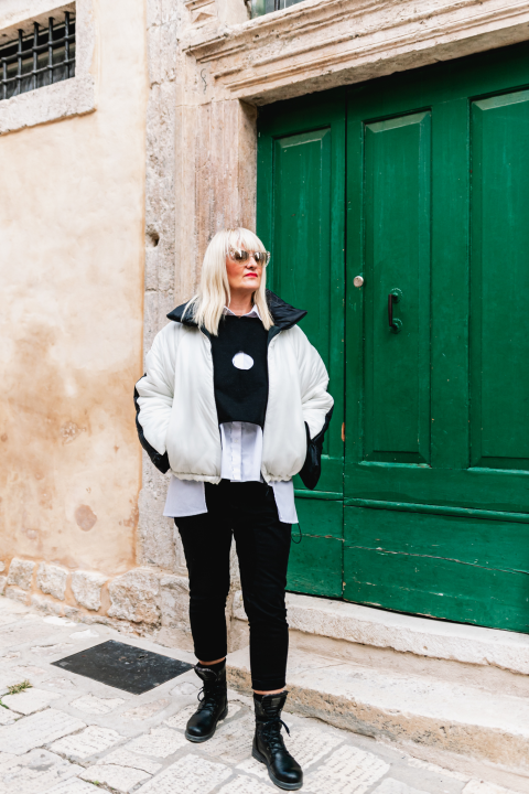 Garderobu osvježite dizajnerskim komadima iz Galerije Juraj Dalmatinac, dom umjetninama po super cijenama