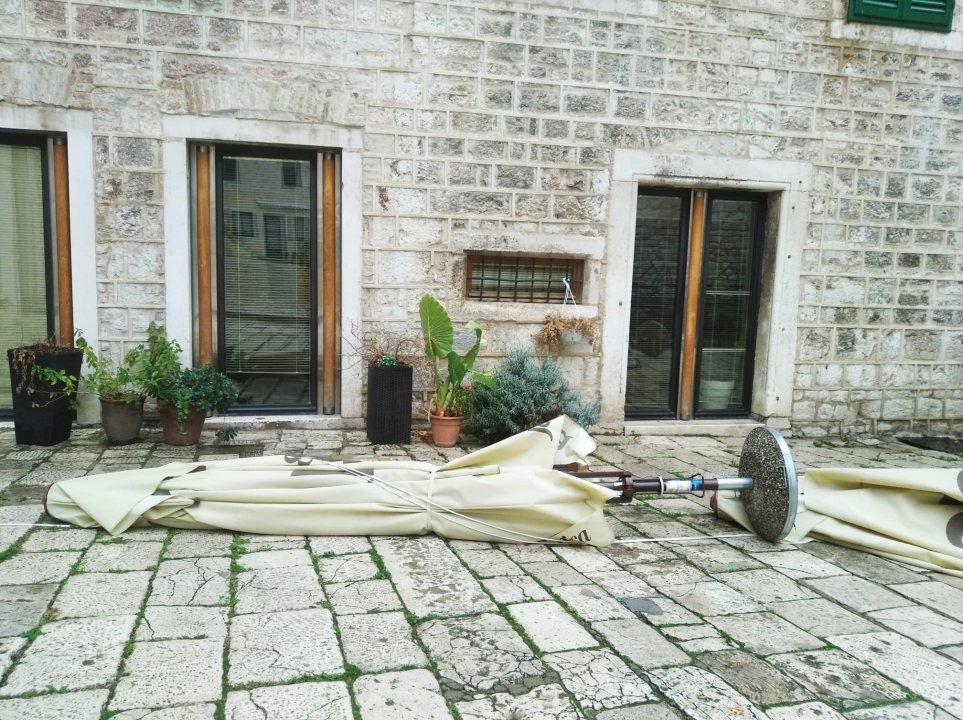 Čuvajte se padajućih suncobrana: Nas Maloj loži popadali svi!