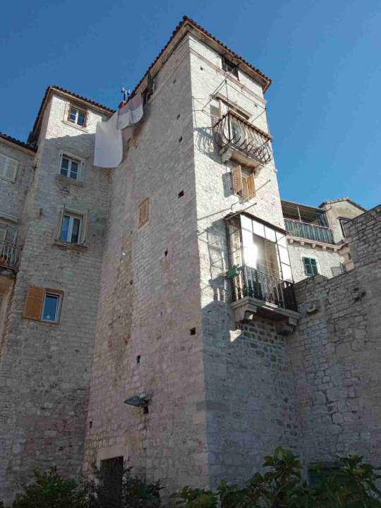 Za razliku od ostalih građana, šibenske moćne obitelji imale su vanjske i unutarnje neprijatelje pa su se zatvarale u svojim kulama 