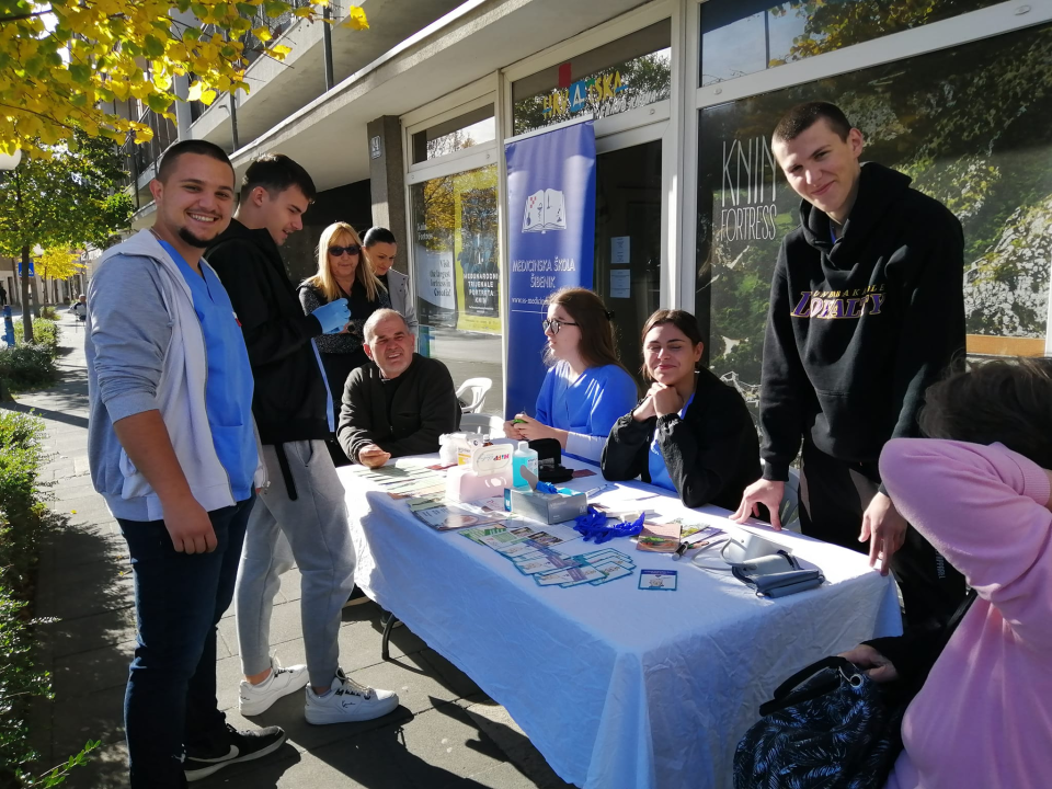 Učenici Medicinske škole i patronažna služba na šest mjesta u županiji mjerili krvni tlak i šećer