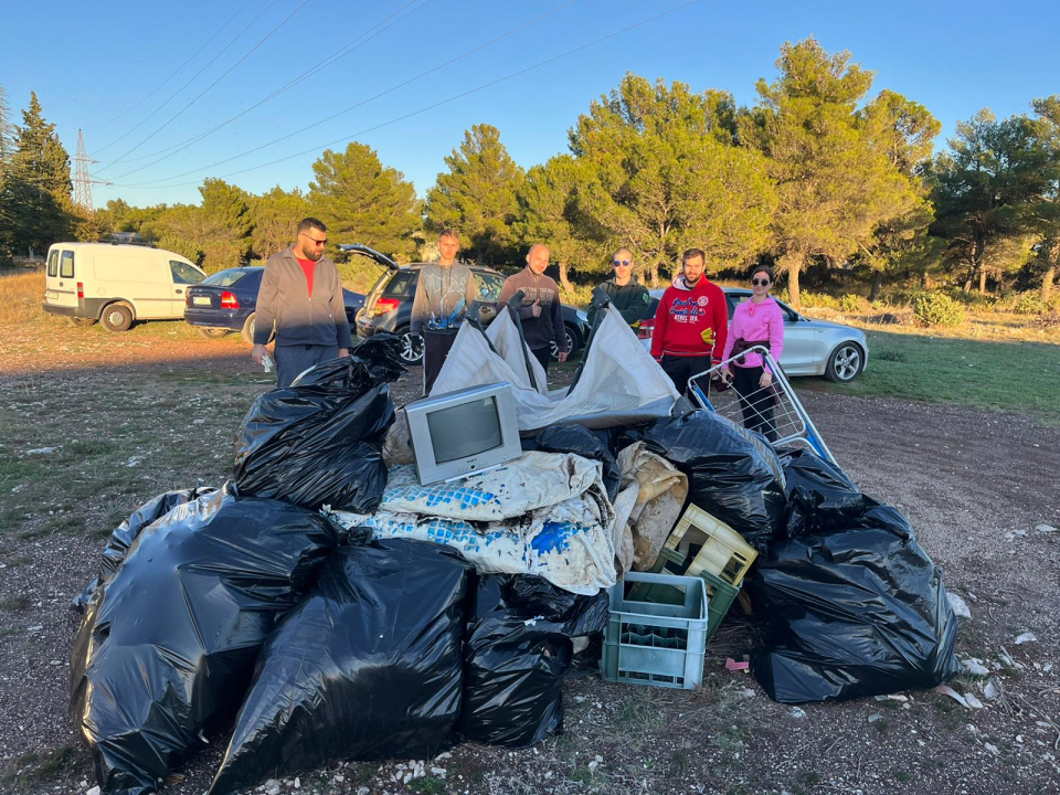 Akcija čišćenja smeća uz biciklističku stazu na ulazu NP Krka: 'Odlučili smo slijediti primjer Gorana Šimića'