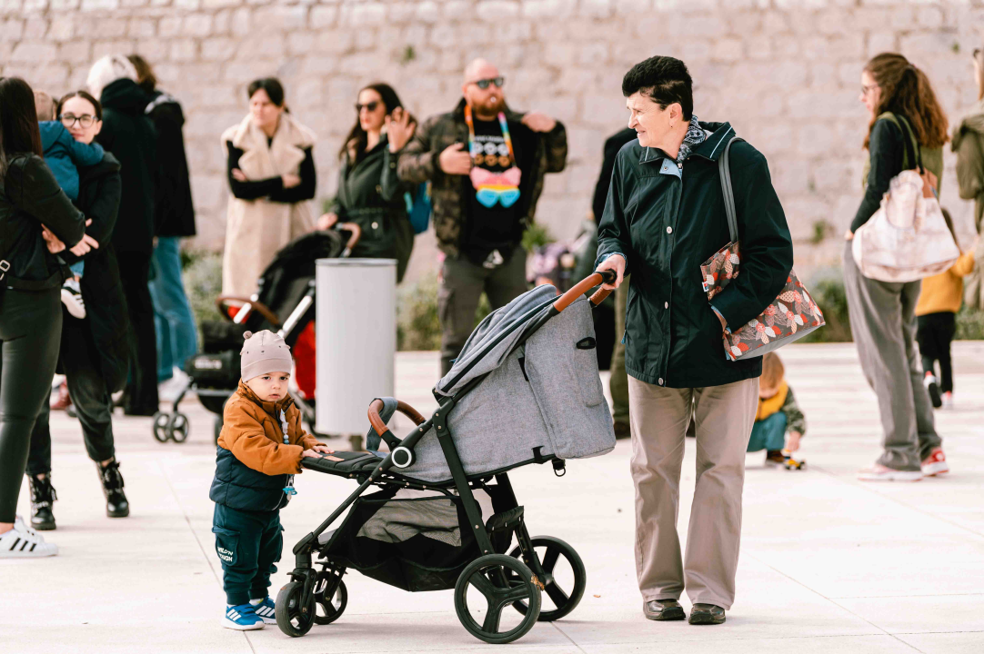 Može li gradska uprava/utvrda i dalje ignorirati šibenske roditelje? Djeca na ovim fotografijama ‘vrijede manje’