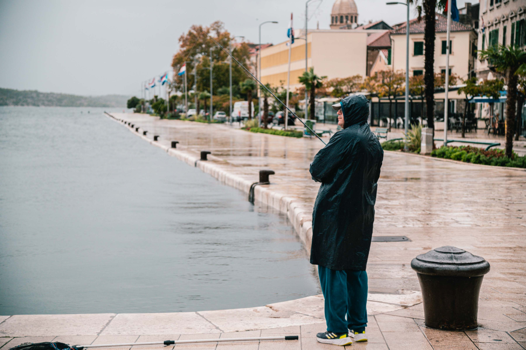 Dolac opet poplavio, razina mora se i dalje diže: Policija savjetuje vozačima da izbjegavaju rivu