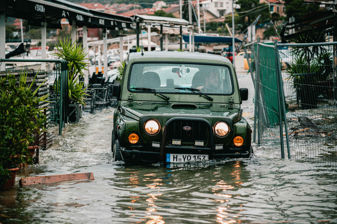 Dolac opet poplavio, razina mora se i dalje diže: Policija savjetuje vozačima da izbjegavaju rivu