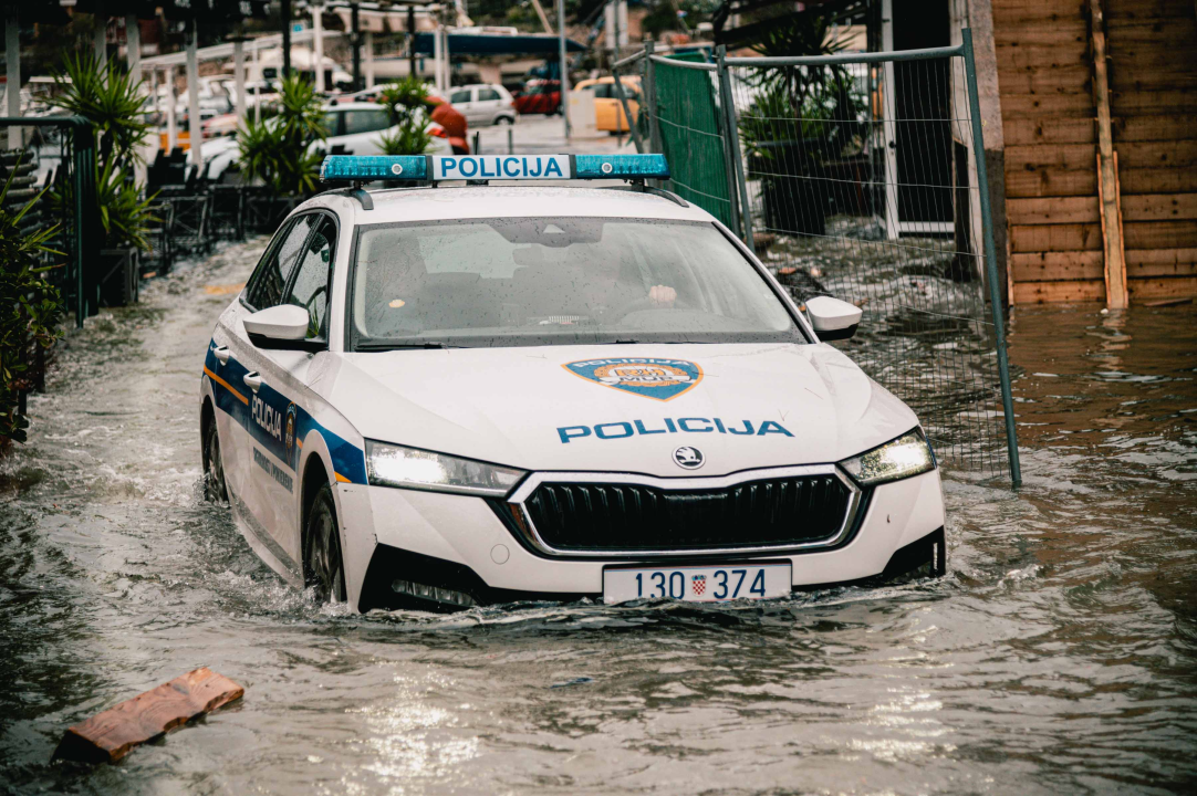Dolac opet poplavio, razina mora se i dalje diže: Policija savjetuje vozačima da izbjegavaju rivu