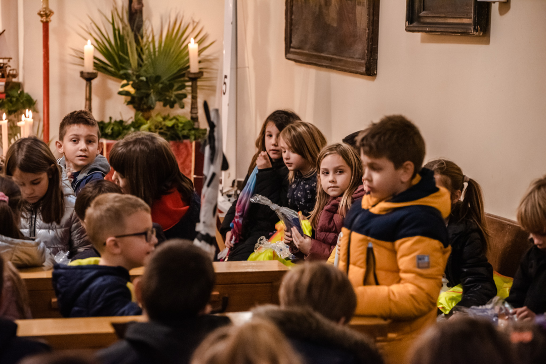 Danas na sv. Nikolu otvorena je istoimena crkva iza zgrade Županije: Poklone dijelio don Krešimir Mateša