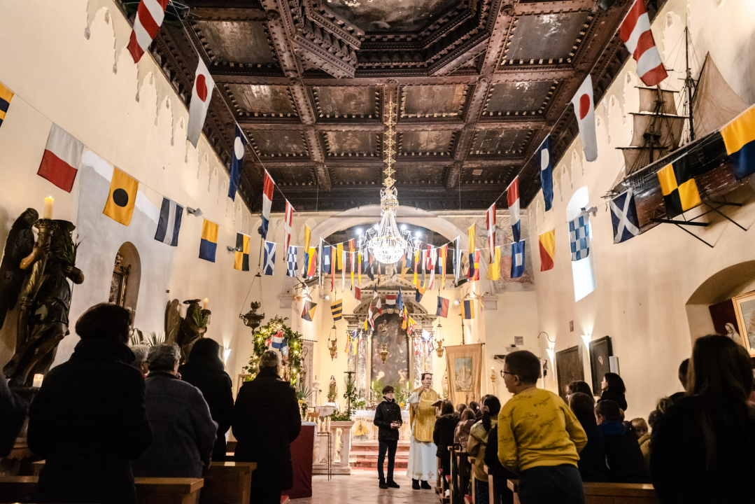 Danas na sv. Nikolu otvorena je istoimena crkva iza zgrade Županije: Poklone dijelio don Krešimir Mateša