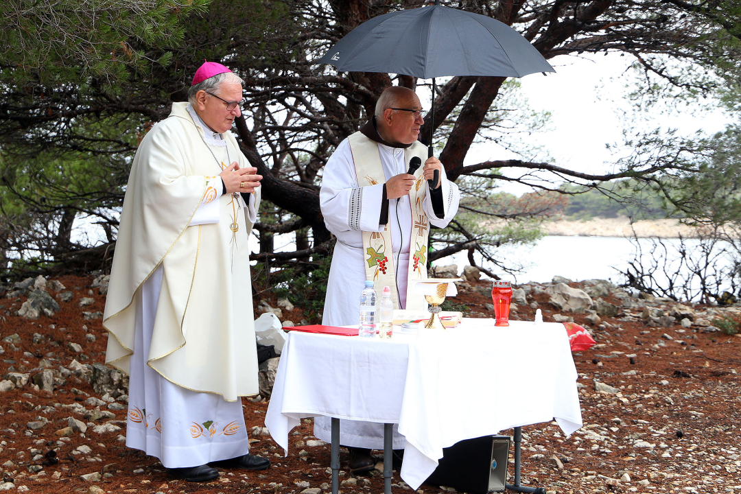 Vjernici Krapnja i Brodarice sv. Nikolu proslavili na punti poluotoka Oštrice