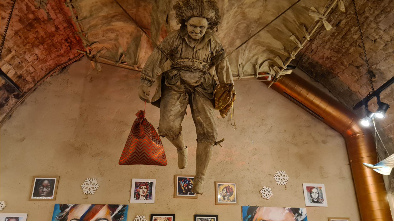 Prodajna izložba u čarobnom ambijentu: U Azimutu otvoren još jedan 'Božićni tinel' 