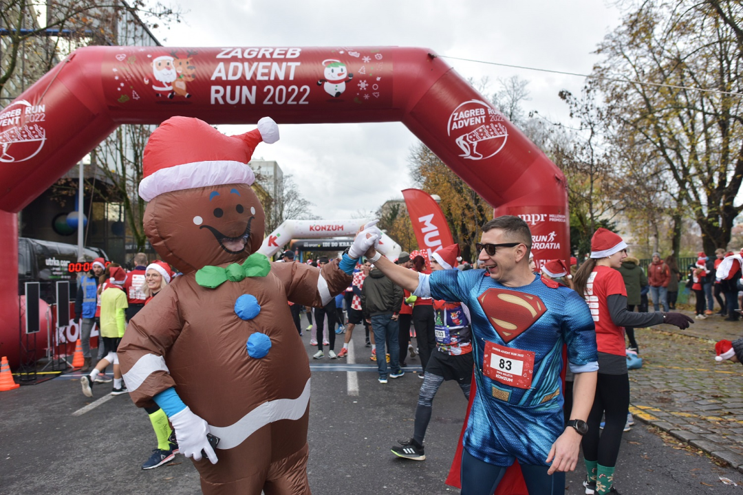 Zagreb Advent Run utrku istrčalo gotovo 3000 sudionika u božićnim kostimima 