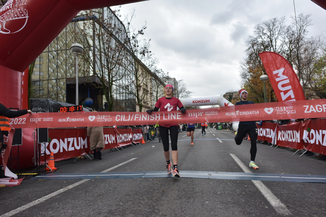 Zagreb Advent Run utrku istrčalo gotovo 3000 sudionika u božićnim kostimima 