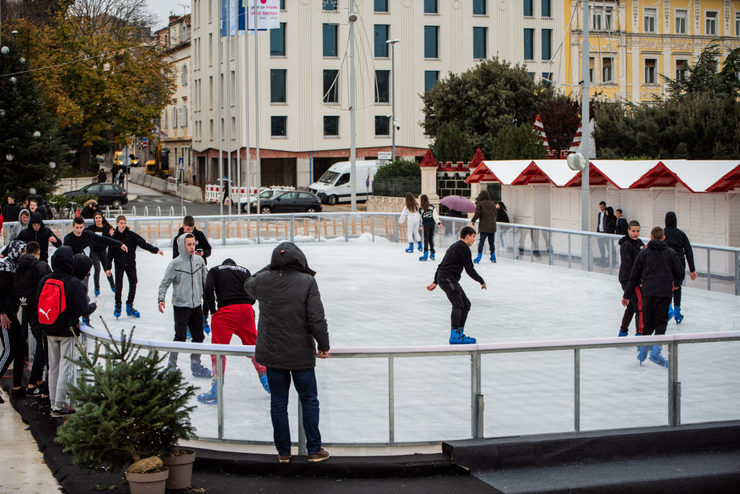 Kiša pada, Šibenčani proklizali: Otvorena atraktivna ledena površina na Poljani 