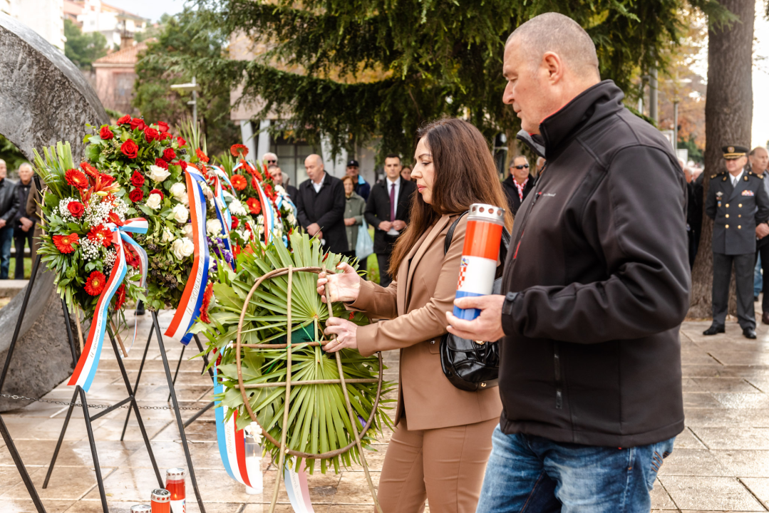 Polaganjem vijenaca i mimohodom 15. domobranska pukovnija obilježila 30 godina od osnutka