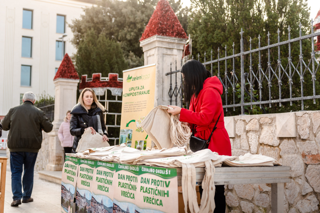 Borba protiv plastike: Zeleni grad na Poljani građanima podijelio tisuću ekoloških vrećica 