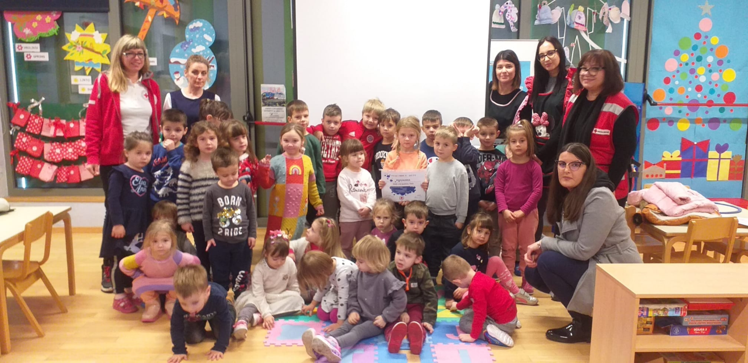 Ekipa šibenskog Crvenog križa posjetila Tisno i s mališanima pričali o potresu