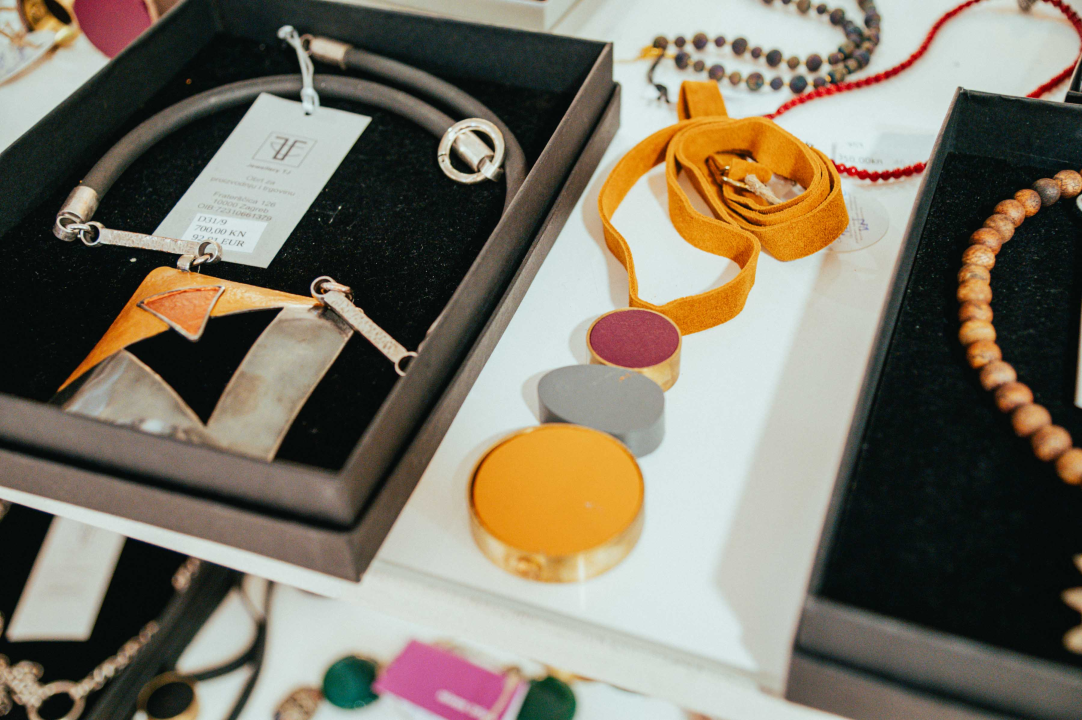 Galerija Juraj Dalmatinac ima savršene unikatne poklone i popust na umjetničke slike 