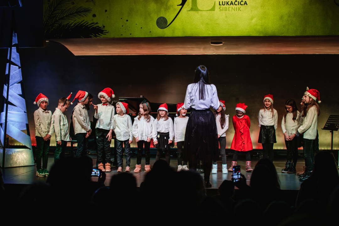 Božićni koncert učenika glazbene škole oduševio prepunu Kuću umjetnosti Arsen