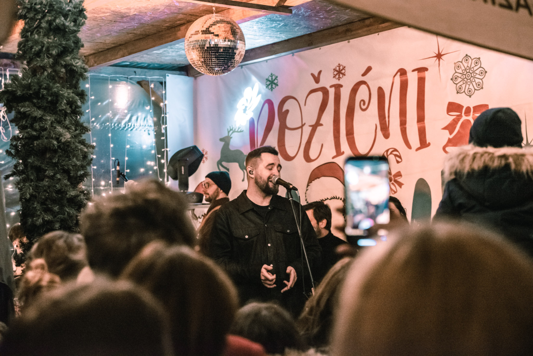 Matija Cvek oduševio šibensku publiku, provjerite koji vas još koncerti očekuju na Božićnom Šušuru!