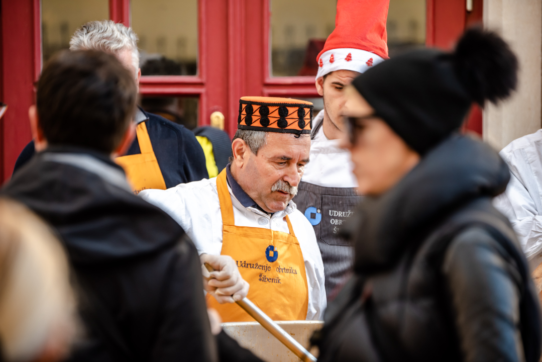 Šibenski obrtnici sugrađanima podijelili tisuću porcija bakalara