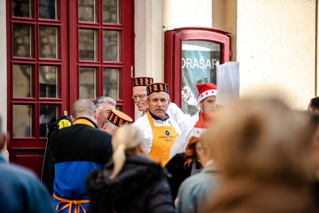 Šibenski obrtnici sugrađanima podijelili tisuću porcija bakalara