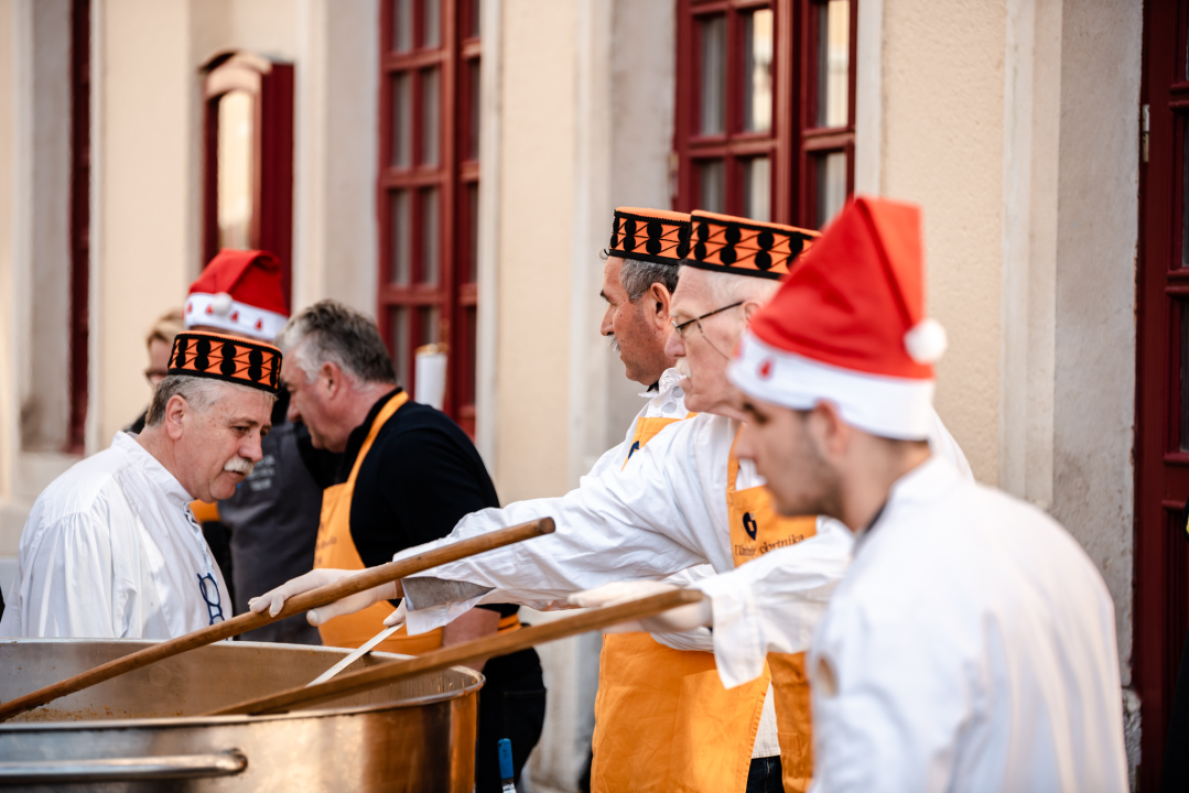 Šibenski obrtnici sugrađanima podijelili tisuću porcija bakalara