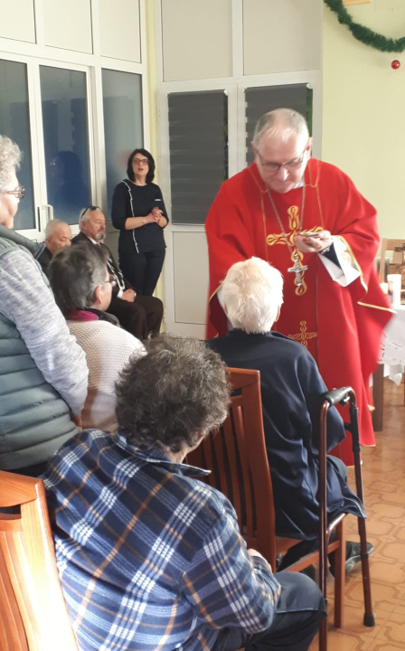 Biskup Rogić posjetio štićenike i osoblje Cvjetnog doma